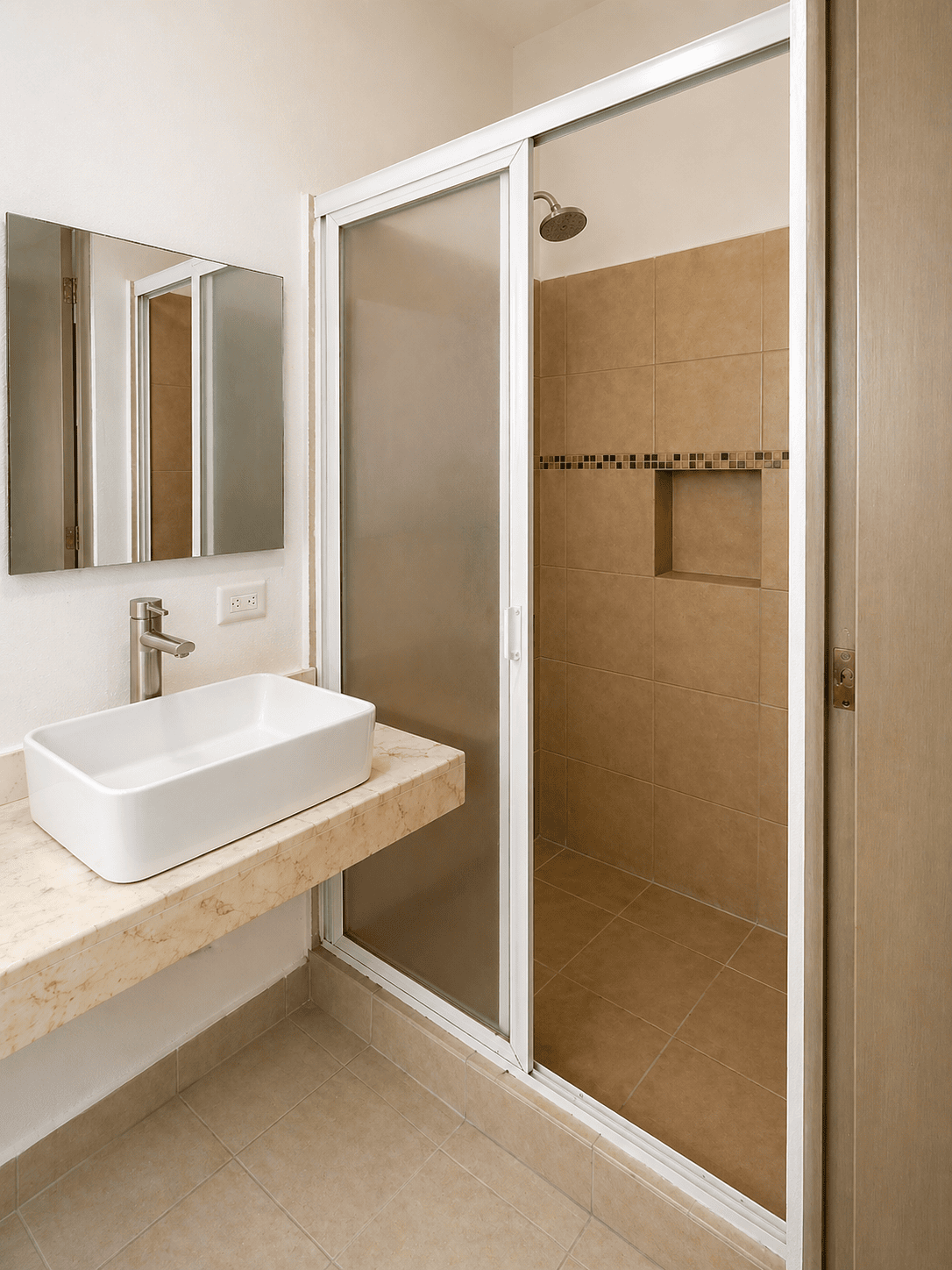 Baño del loft con regadera y lavabo.